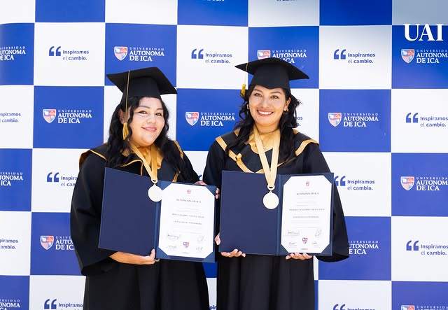 Estudiantes graduados celebrando su éxito académico
